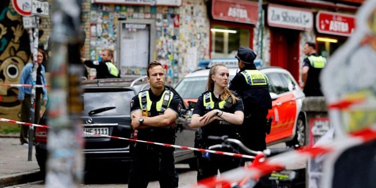 La Policía alemana dispara a un hombre armado con un hacha en Hamburgo antes de un partido de la Eurocopa