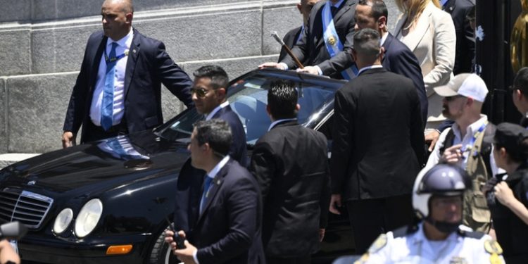 La policía argentina identifica al hombre que lanzó el botellazo contra la caravana de Milei