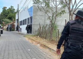 La policí­a de Guatemala busca a presunto narco que amenazó con un fusil a dos agentes