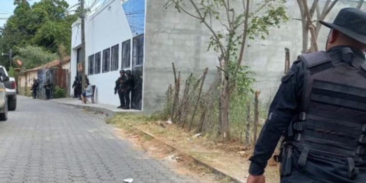 La policí­a de Guatemala busca a presunto narco que amenazó con un fusil a dos agentes