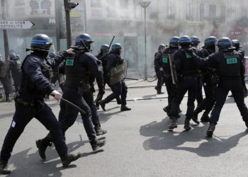 La Policí­a francesa dispersa con gases lacrimógenos a manifestantes que salieron a las calles el Dí­a del Trabajo