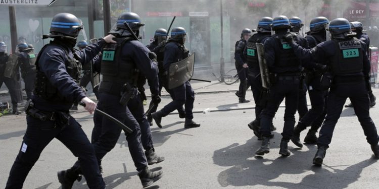 La Policí­a francesa dispersa con gases lacrimógenos a manifestantes que salieron a las calles el Dí­a del Trabajo