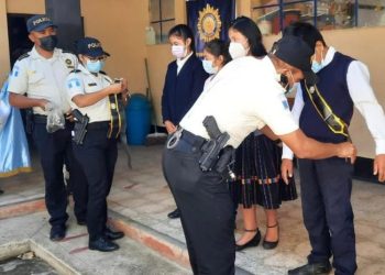 La Policí­a Nacional Civil custodia 84 centros educativos por amenazas
