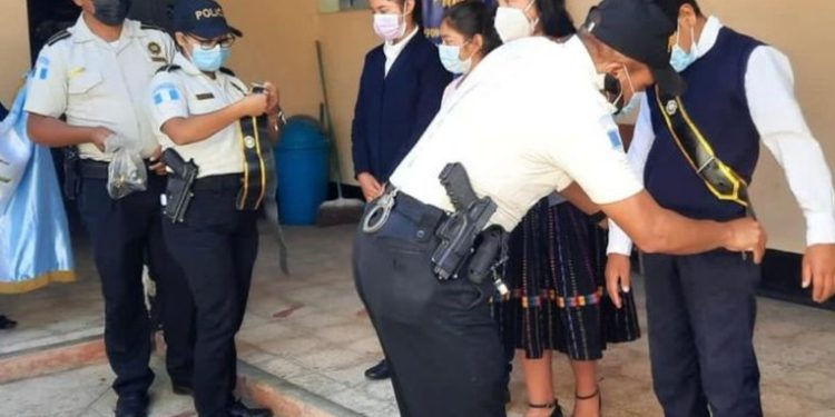 La Policí­a Nacional Civil custodia 84 centros educativos por amenazas