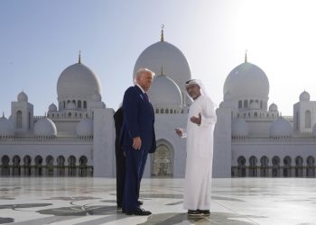 La principal mezquita de los Emiratos Árabes Unidos cierra por primera vez por la visita de Trump