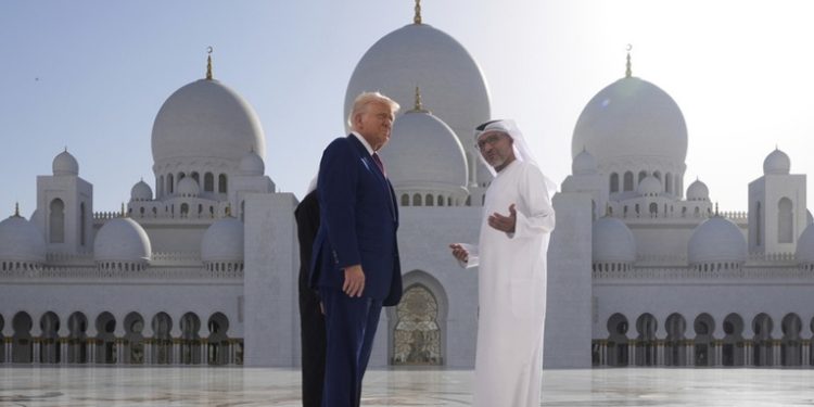 La principal mezquita de los Emiratos Árabes Unidos cierra por primera vez por la visita de Trump