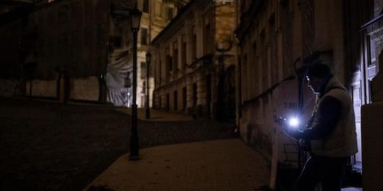 La región de Kiev y su capital continúan casi sin suministro eléctrico