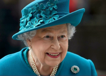 La reina Isabel II pasó una noche hospitalizada tras cancelar su visita a Irlanda del Norte