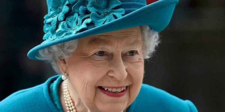 La reina Isabel II pasó una noche hospitalizada tras cancelar su visita a Irlanda del Norte