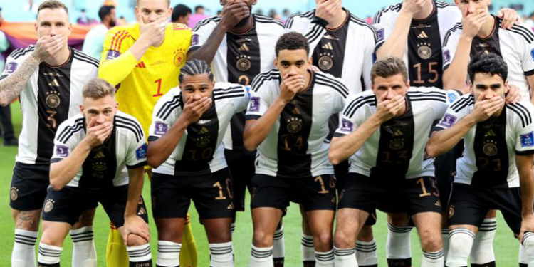 La selección alemana se tapa la boca como protesta en Qatar