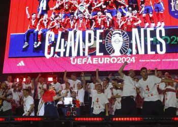 La selección celebra la Eurocopa con una marea roja y Morata de maestro de ceremonias