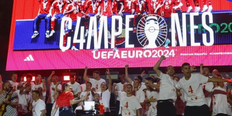 La selección celebra la Eurocopa con una marea roja y Morata de maestro de ceremonias