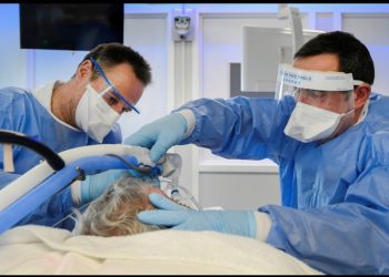 La UE advierte de que la variante ómicron podrí­a causar la mitad de las infecciones por covid en los próximos meses
