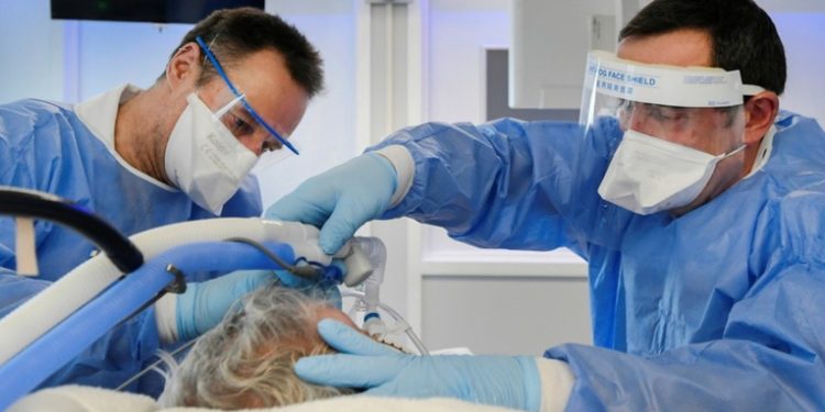 La UE advierte de que la variante ómicron podría causar la mitad de las infecciones por covid en los próximos meses