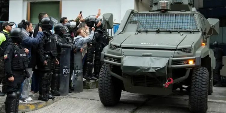 La UE condena asalto a la embajada mexicana en Ecuador