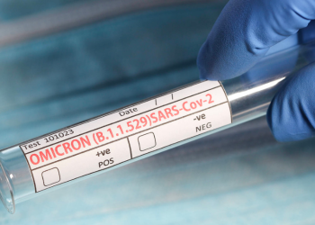 La variante del coronavirus ómicron es cuatro veces más transmisible que la delta, según un nuevo estudio.