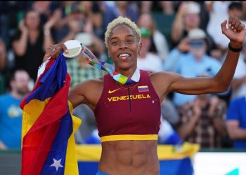 La venezolana Yulimar Rojas es la primera tricampeona del mundo en salto triple
