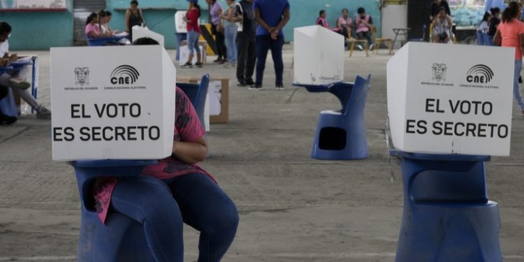 La violencia y la desconfianza minan Ecuador a semanas de la consulta de Noboa