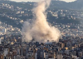 Lanzan bengalas contra la residencia de Netanyahu