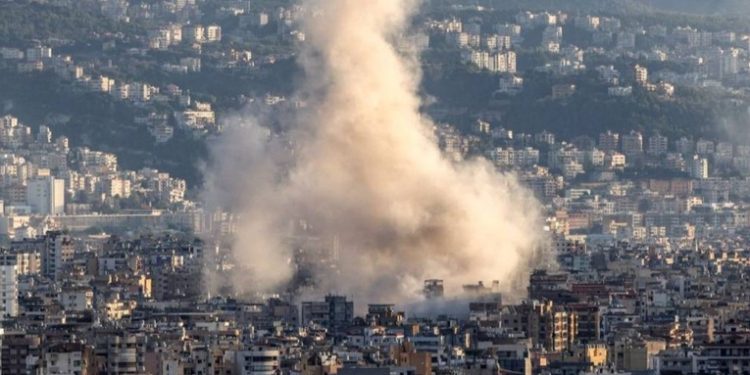 Lanzan bengalas contra la residencia de Netanyahu