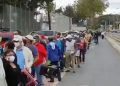 Largas colas con personas de la tercera edad esperan ser vacunados