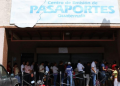 Largas colas se reportan en zona 4 para la emisión del pasaporte