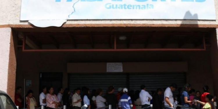 Largas colas se reportan en zona 4 para la emisión del pasaporte