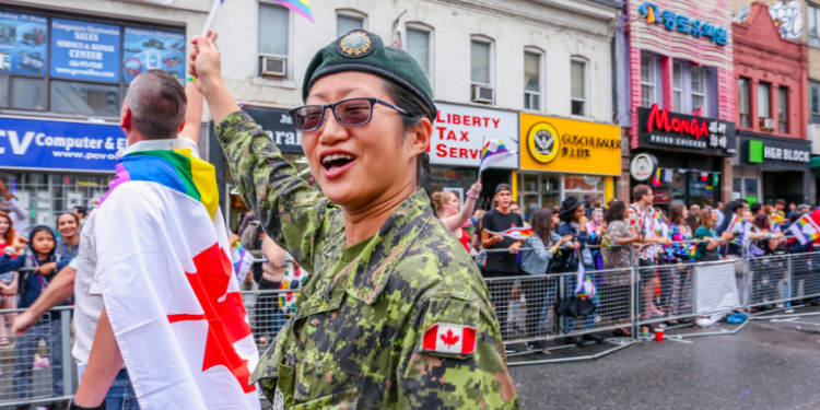 Las Fuerzas Armadas de Canadá adoptan un nuevo código de vestimenta: permitirán hombres con faldas y tatuajes faciales