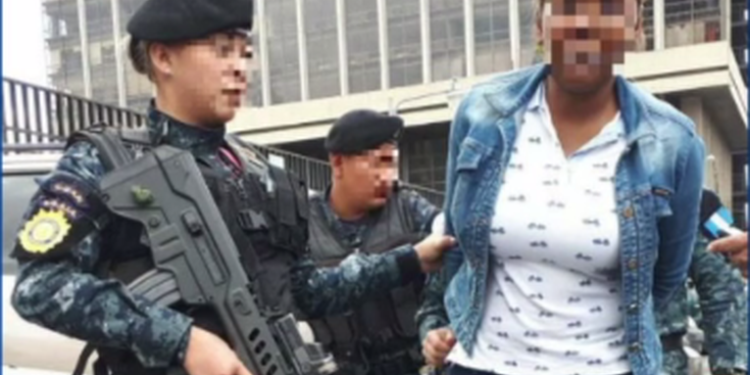 Las fuerzas de seguridad concretaron la extradición de una ecuatoriana a EEUU