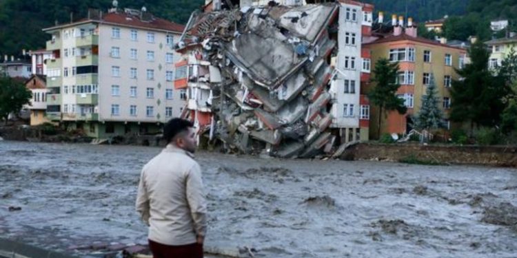 Las inundaciones dejan ya 27 muertos en Turquí­a