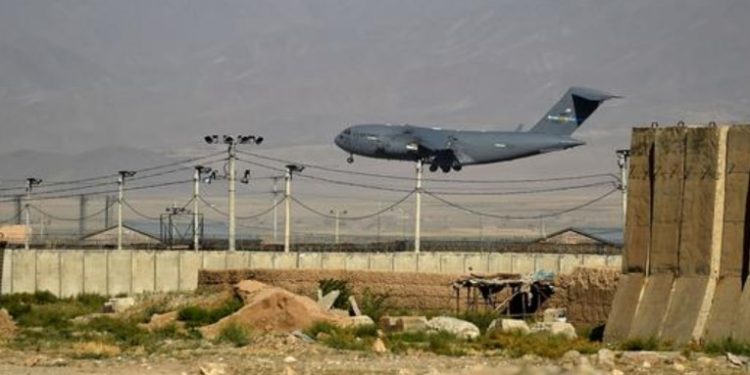 Las tropas de Estados Unidos abandonan Bagram, su mayor base en Afganistán
