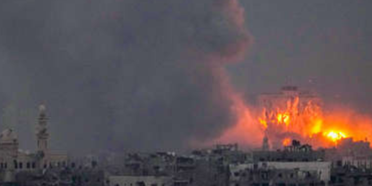 Las tropas de Israel lanzan un ataque generalizado contra objetivos de Hamás en la Franja de Gaza