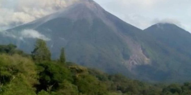 Lava y lahares continúan afectando poblaciones de los alrededores del volcán de fuego