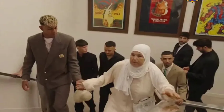 “Sin ella no podía hacerlo”: Lamine Yamal firma con el Barça junto a su abuela… y responde sobre Messi