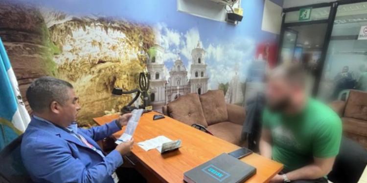 Le niegan la entrada al paí­s a un ciudadano estadounidense por antecedentes de pedofilia