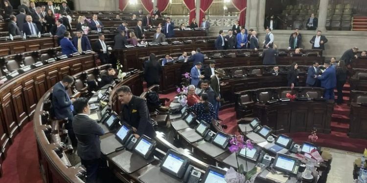 Legislativo Da Luz Verde a Solicitud de Fondos por Más de Q4 Mil Millones