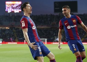 Lewandowski consuma la remontada ante un Alavés que perdonó al Barça