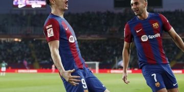 Lewandowski consuma la remontada ante un Alavés que perdonó al Barça