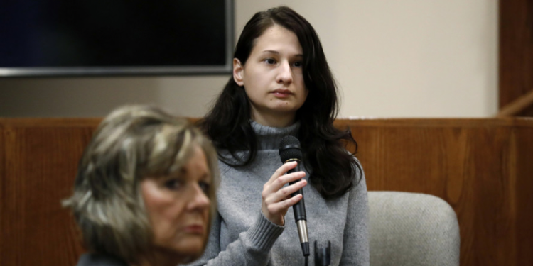 Liberan a una mujer tras 7 años en prisión por convencer a su novio de matar a su madre