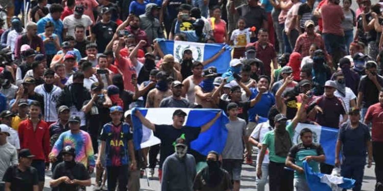 Líderes de protesta en Ministerio Público dan ultimátum: 48 horas para renuncias