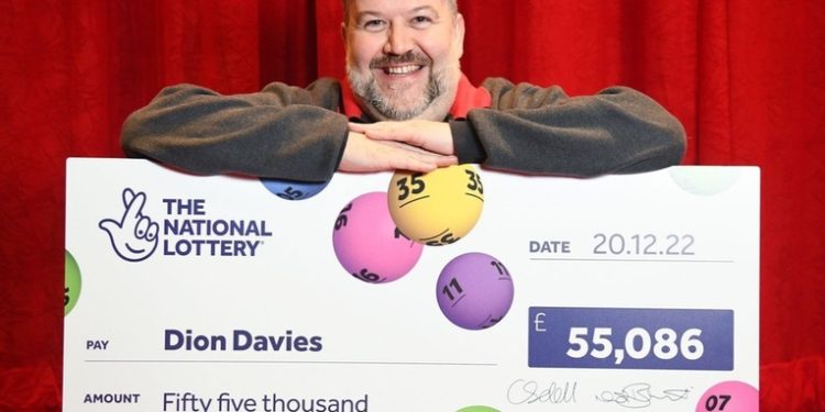 Limpia su coche y encuentra un boleto de loterí­a ganador que olvidó haber comprado el año pasado