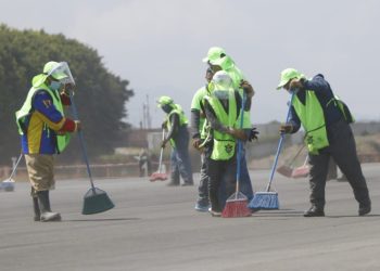Limpieza se realiza en la ciudad capital debido a la caí­da de ceniza volcánica