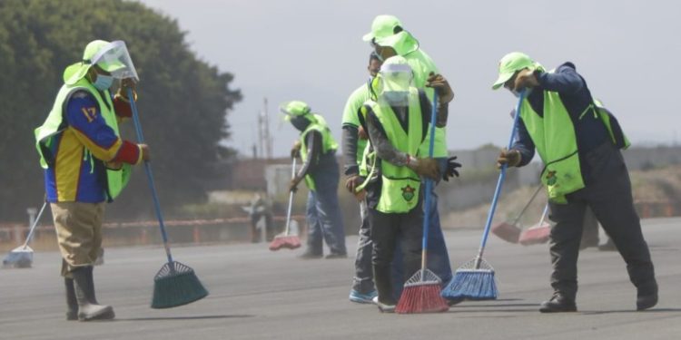 Limpieza se realiza en la ciudad capital debido a la caí­da de ceniza volcánica