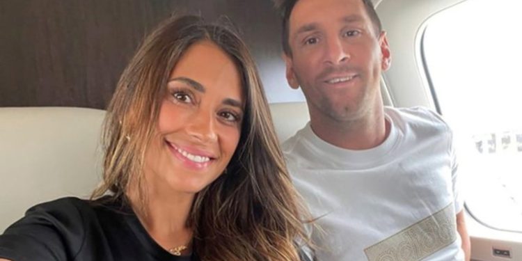 Lionel Messi aterriza en París para firmar su contrato con el PSG