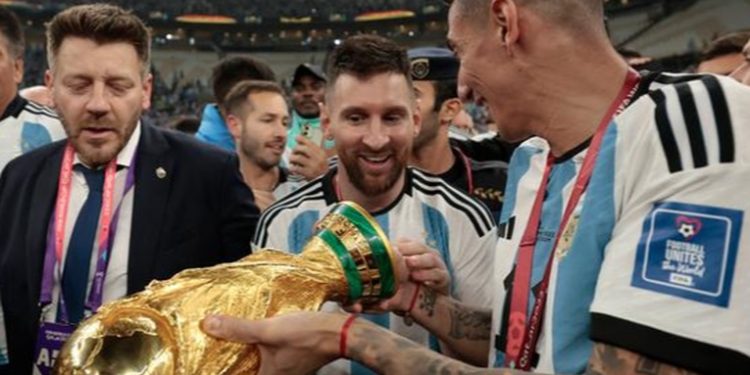 Lionel Messi levantó sin saberlo una falsa copa en su icónico post del Mundial