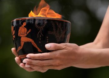 Llama olímpica rumbo a París 2024 tras encendido en Grecia