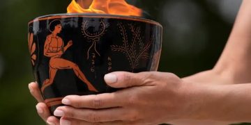 Llama olímpica rumbo a París 2024 tras encendido en Grecia