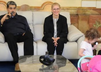 Llega a Venezuela niña separada de sus padres deportados