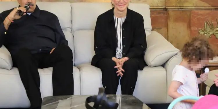 Llega a Venezuela niña separada de sus padres deportados