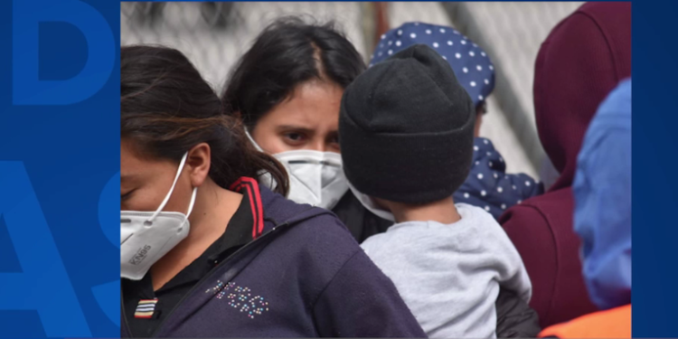 Llegan al paí­s 16 familias deportadas de Estados Unidos